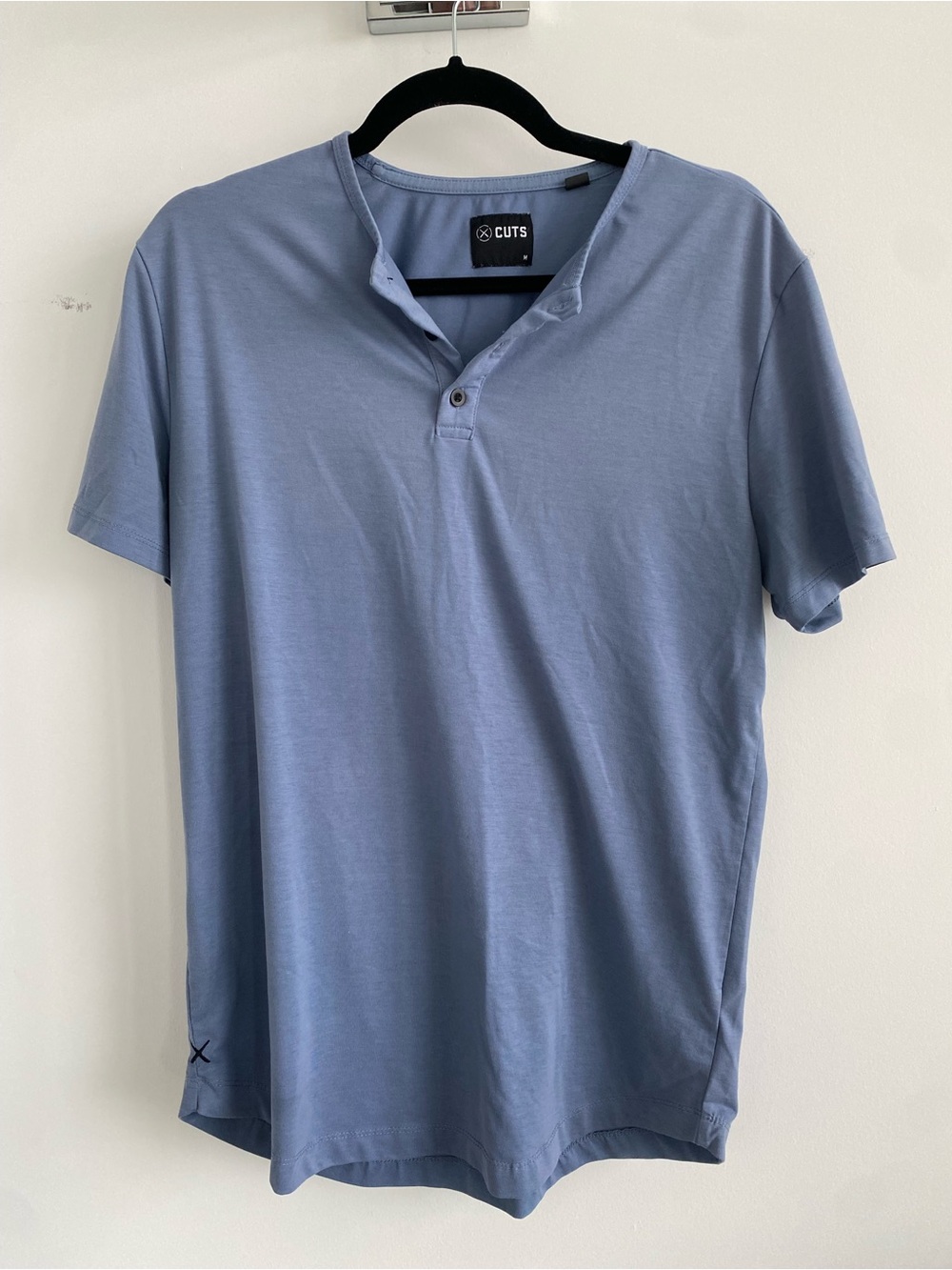 Cuts Clothing Men's Light Blue Henley Polo